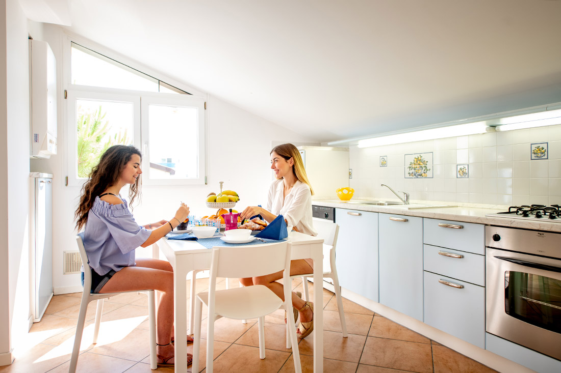 Ospiti nella cucina dell'appartamento